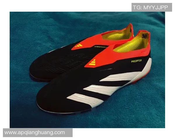 黑色传奇足球鞋球星上脚展示独特魅力助力场上表现提升